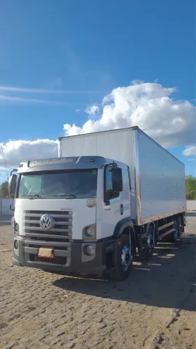 Caminhão Volkswagen constellation 2019.