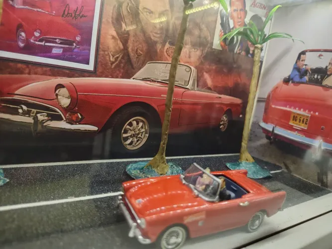 Diorama agente 86 com iluminação carro e figuras.