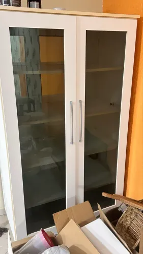 armário multiuso ou cristaleira branca com duas portas de vidro