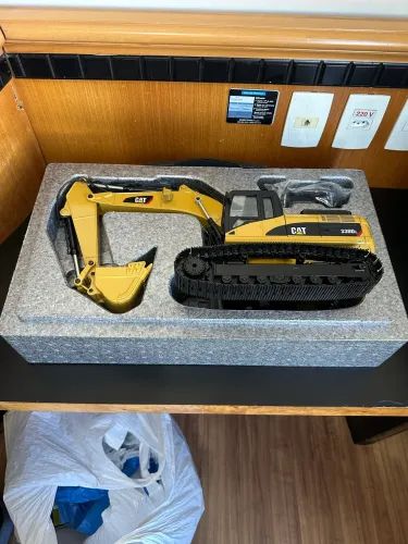 Miniatura Escavadeira Hidráulica 330DL Caterpilllar - Controle Remoto Escala 1:20