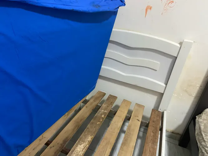 ?Cama de solteiro de madeira branca, com estrado, em bom estado.