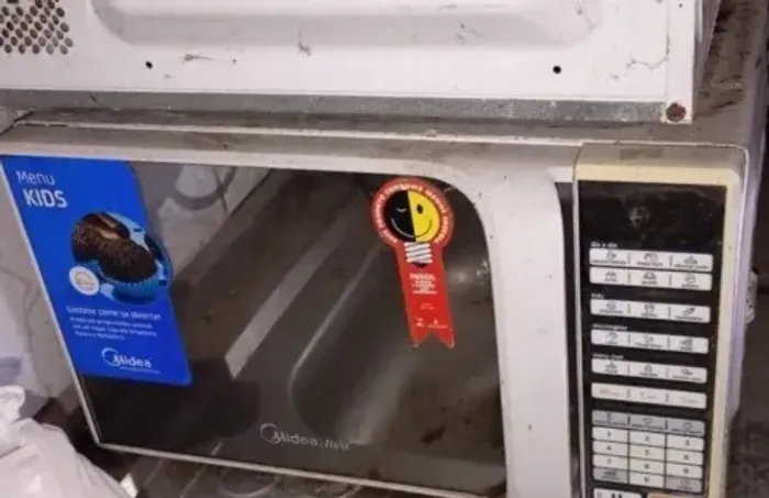 MICROONDAS MIDEA - COM DEFEITO