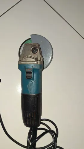 Lixadeira angular Makita 250 reais