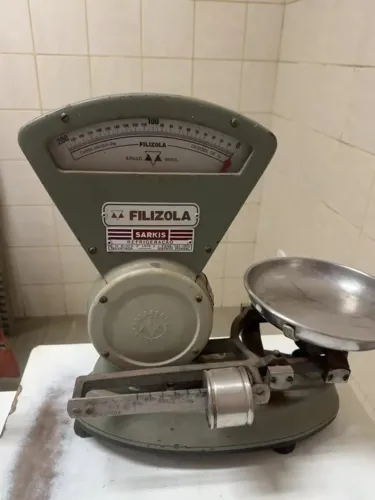 Balança Filizola ,de prato, antiga, para uso profissional ou para coleção, em muito bom es