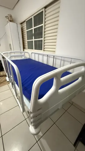 Cama Hospitalar 3 Manivelas + Colchões - Excelente Estado!