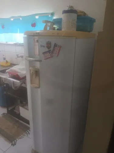 Vendo essa geladeira e essas 3 bicicletas . 950 todos juntos, valor a negociar