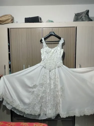Vestido de Noiva / Festa Longo Branco com Renda e Bordados (preço a negociar)