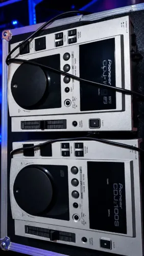 Cdj pionner 100S pra decoração ou manda concerta as lentes o restante tá tudo normal