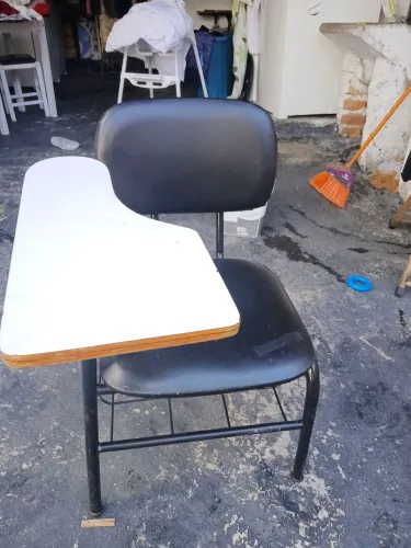 Vende três cadeira