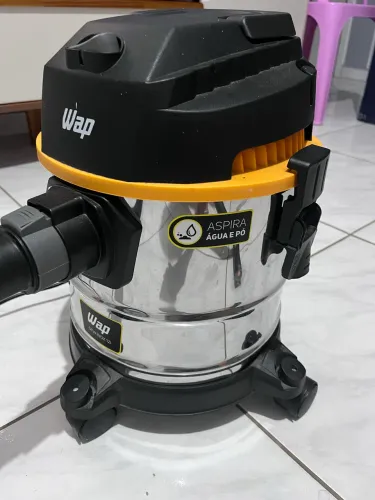 Aspirador de pó e água.