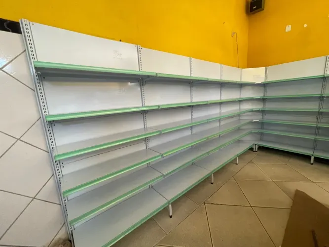 prateleira em aço inox em L, semi nova abaixo do preço de mercado