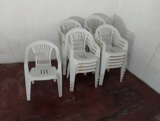 CADEIRA PLÁSTICA NOVA