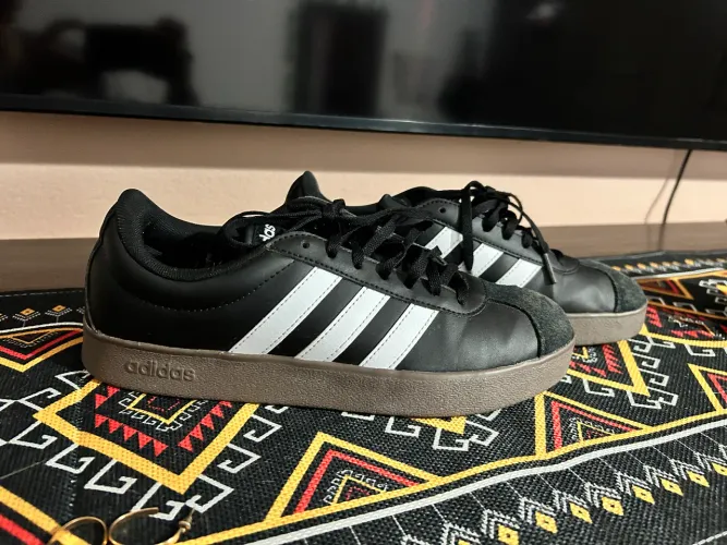 Tênis Adidas Court