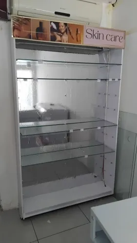 Mostruário comercial com prateleiras de vidro.