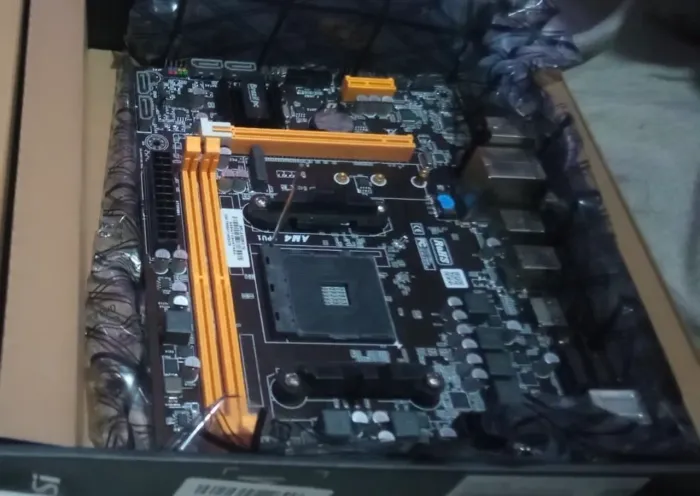 Placa Mãe Brazil PC A520M.2-TG V1.2, Chipset A520, AMD AM4, mATX, DDR4 semi nova