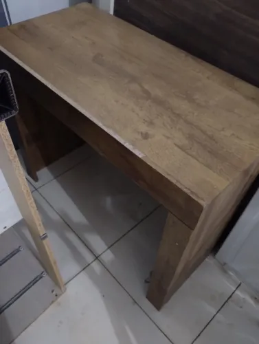 Escrivaninha com gaveta