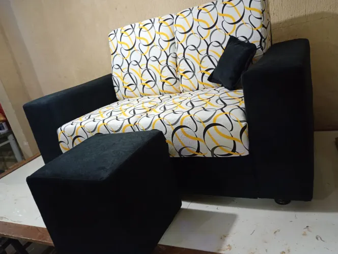 Lindíssimo sofá de 02 lugares mais puff e duas almofadas!