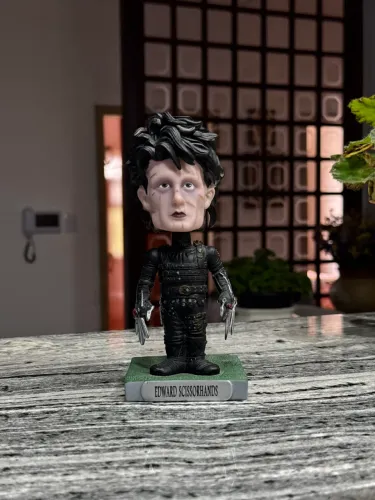 Funko Wacky Wobbler Edward mãos de tesoura
