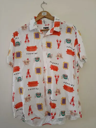 Camisa de viscose Friends Branca com figuras . Tamanho G