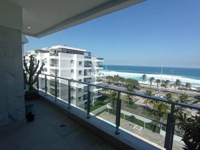 Cobertura pé na areia com vista mar - 292m² - 4 suítes - Avenida Lúcio Costa - Barra da Ti