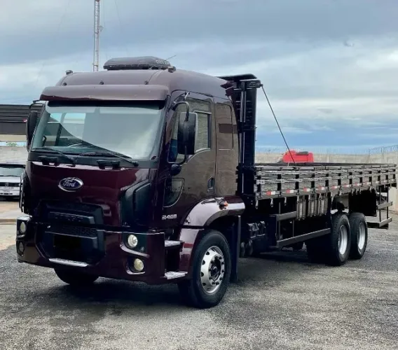 Ford cargo 2428e 6x2 - Ano 2011 Carroceria
