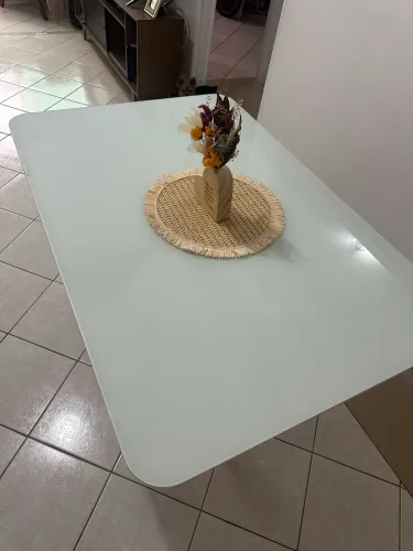 Vendo mesa para jantar 4 + 2 lugares.