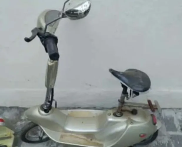 Scooter Elétrica Antiga Prateada - Para Restaurar / Decoração