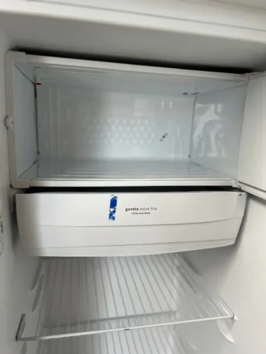 Geladeira Electrolux RE31 com Controle de Temperatura 240L - Branca - 220