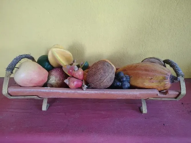 Centro de Mesa em Telha, com suporte em metal e frutas decorativas