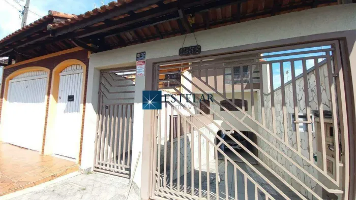 Sobrado à venda em Mogi das Cruzes (Vila Suissa) | 3 dorms, 1 suíte, piscina e 6 vagas