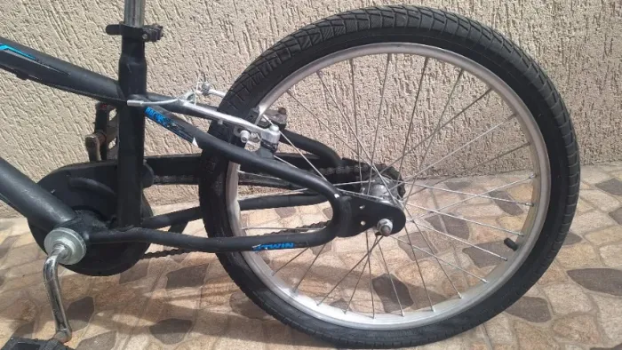 Bicicleta infantil azul e preta aro 20