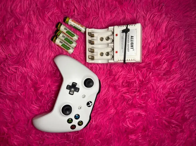 Controle Xbox one com 4 pilhas e carregador