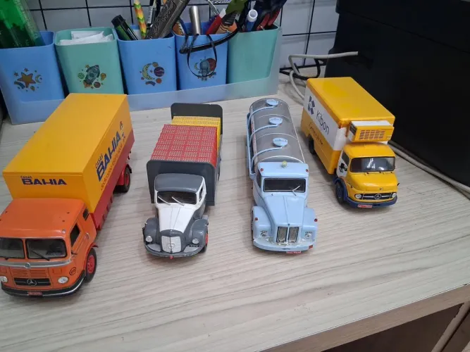 Coleção 4 Miniaturas de Caminhões Antigos - Mercedes-Benz
