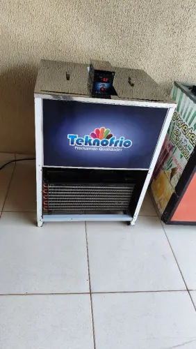 Máquina de picolé e gelo saborizado + 1 freezer metal freezer de 534L incluso. 