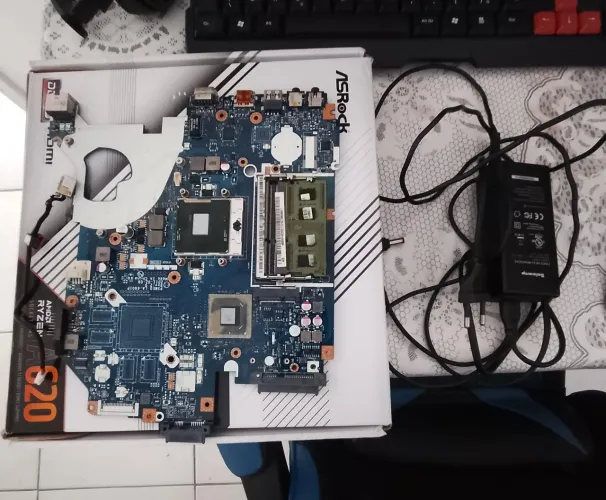 Placa Mãe P5WE0 LA-6901P + i3 2330m + Fonte de carregamento Salcomp /Notebook Acer Aspire