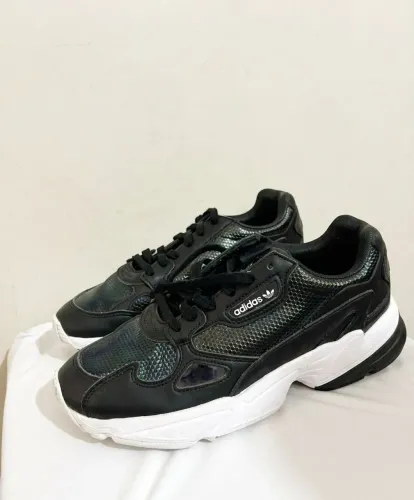 Tênis feminino adidas falcon