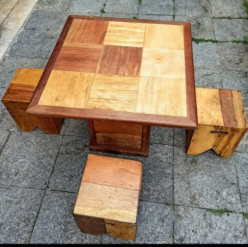 Mesa com 4 banquinhos de madeira marchetaria