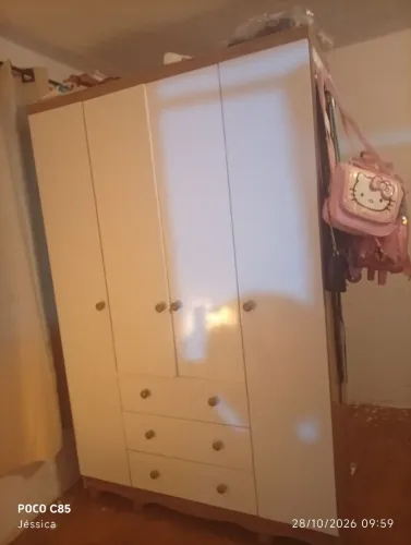 Guarda roupa com uso porém novo