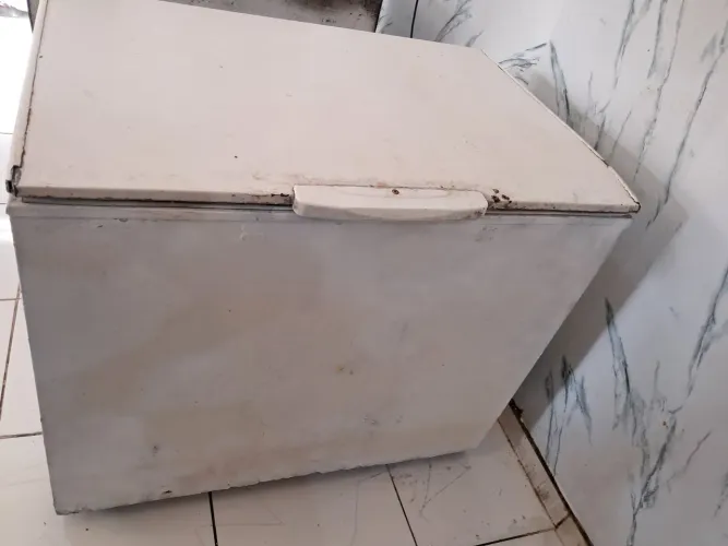 Freezer horizontal 1 porta gelando super bem.