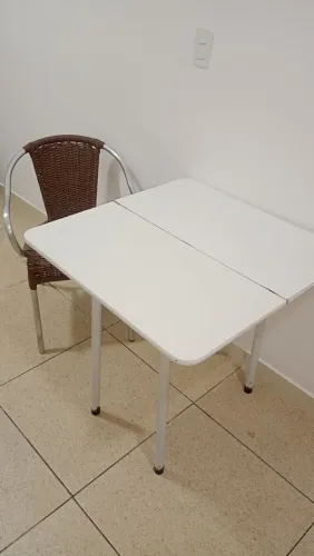 Mesa dobrável com cadeira e móvel de decoração 