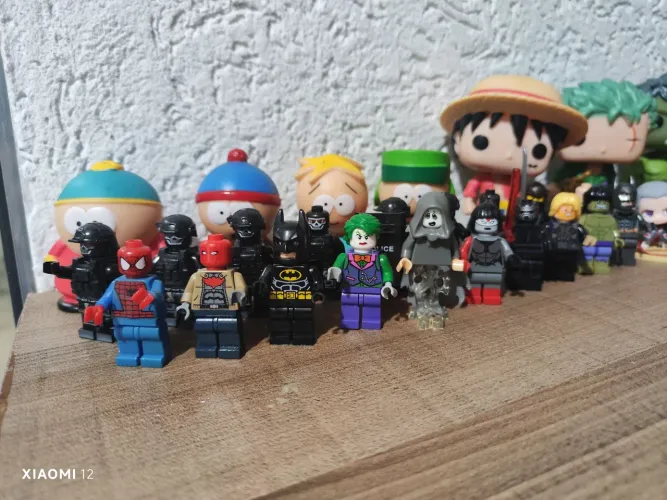 Lote de bonecos legos originais dc e Marvel ótimo estado, faço trocas