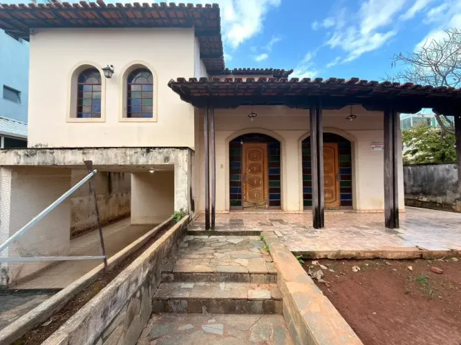 Lote de esquina com 360m² ótima localização excelente potencial para construção