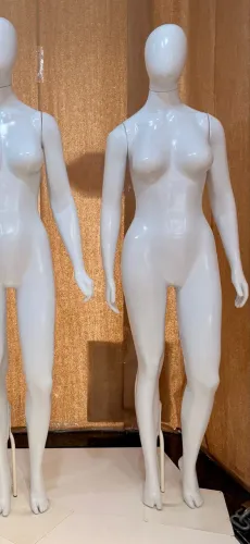 Manequim feminino de plástico em ótimo estado