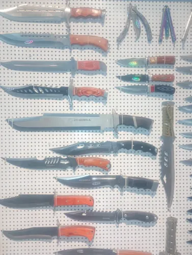Facas, espadas, canivetes, facão