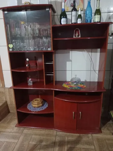 Estante com cristaleira e divisórias.