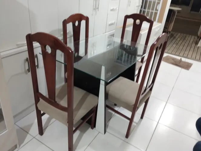 Mesa com 4 cadeiras, entrego ler anúncio