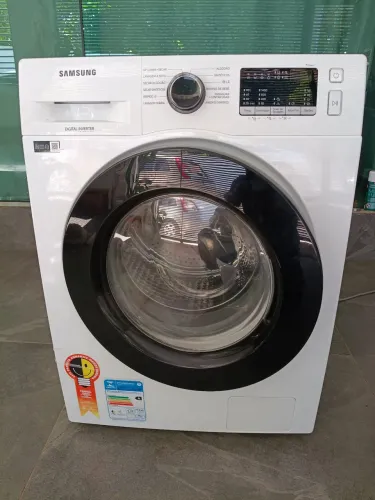 Vende-se uma máquina de lava e seca Samsung nunca passou por nenhuma manutenção totalmente