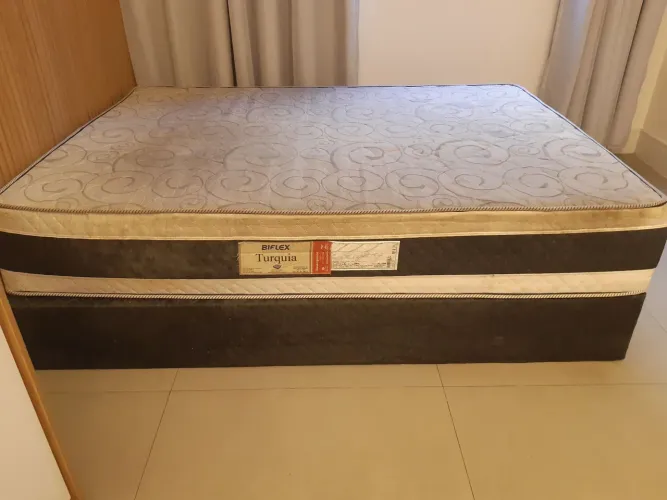 Vendo cama boa Biflex Turquia em bom estado 25cm X 1,88m X 1,38m