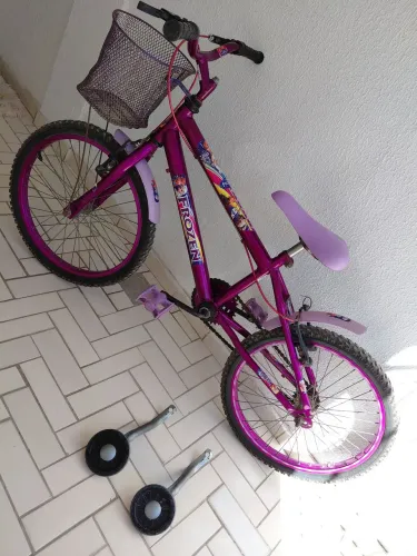 Bicicleta da frozen aro 20, com rodinhas. Não faço entrega. *