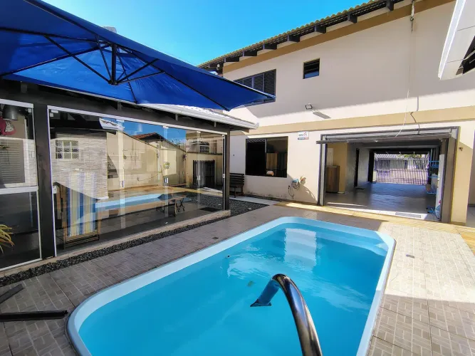 Casa Sobrado com piscina, locação diária 70m da praia do Tabuleiro Barra Velha 4 quartos